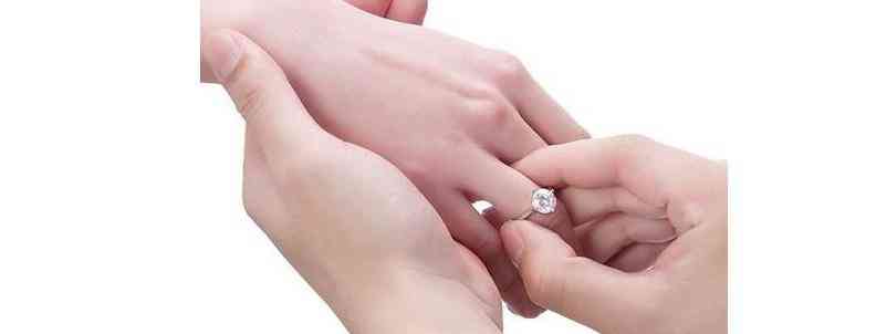 左手中指戴戒指代表什么(戴戒指五個(gè)手指的含義)