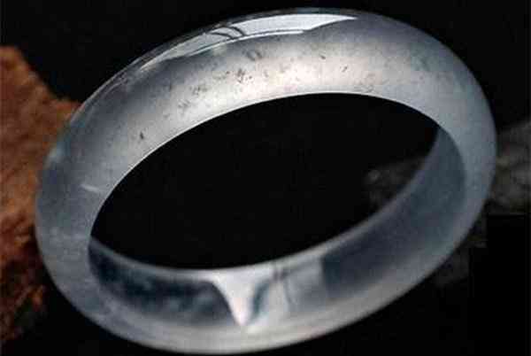 老坑冰種翡翠是什么意思(冰種和糯種哪個好)