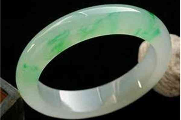 老坑冰種翡翠是什么意思(冰種和糯種哪個(gè)好)插圖2