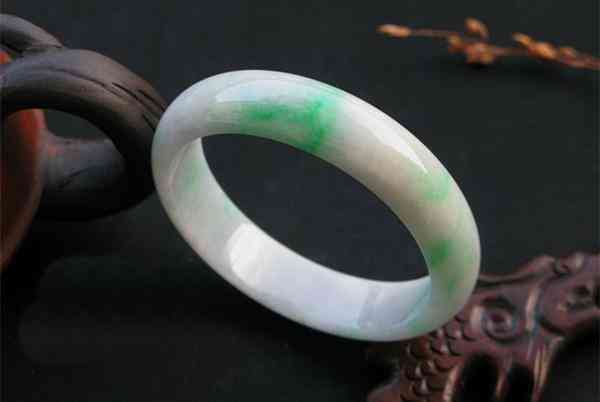 老坑冰種翡翠是什么意思(冰種和糯種哪個(gè)好)插圖9