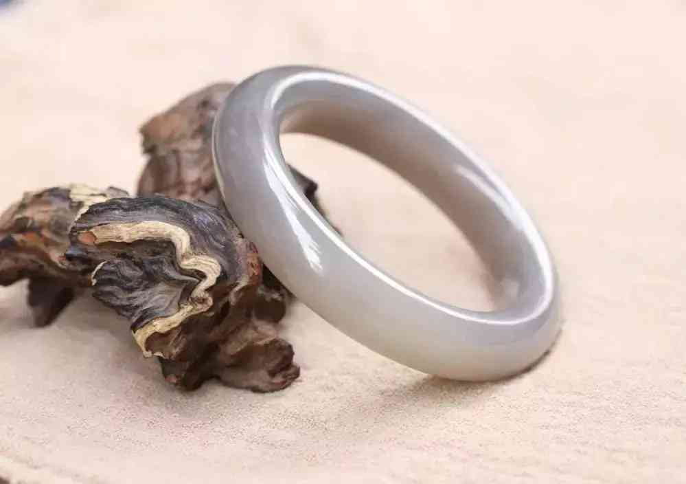 和田玉手鐲怎么保養(yǎng)(怎么挑選和田玉手鐲)插圖4