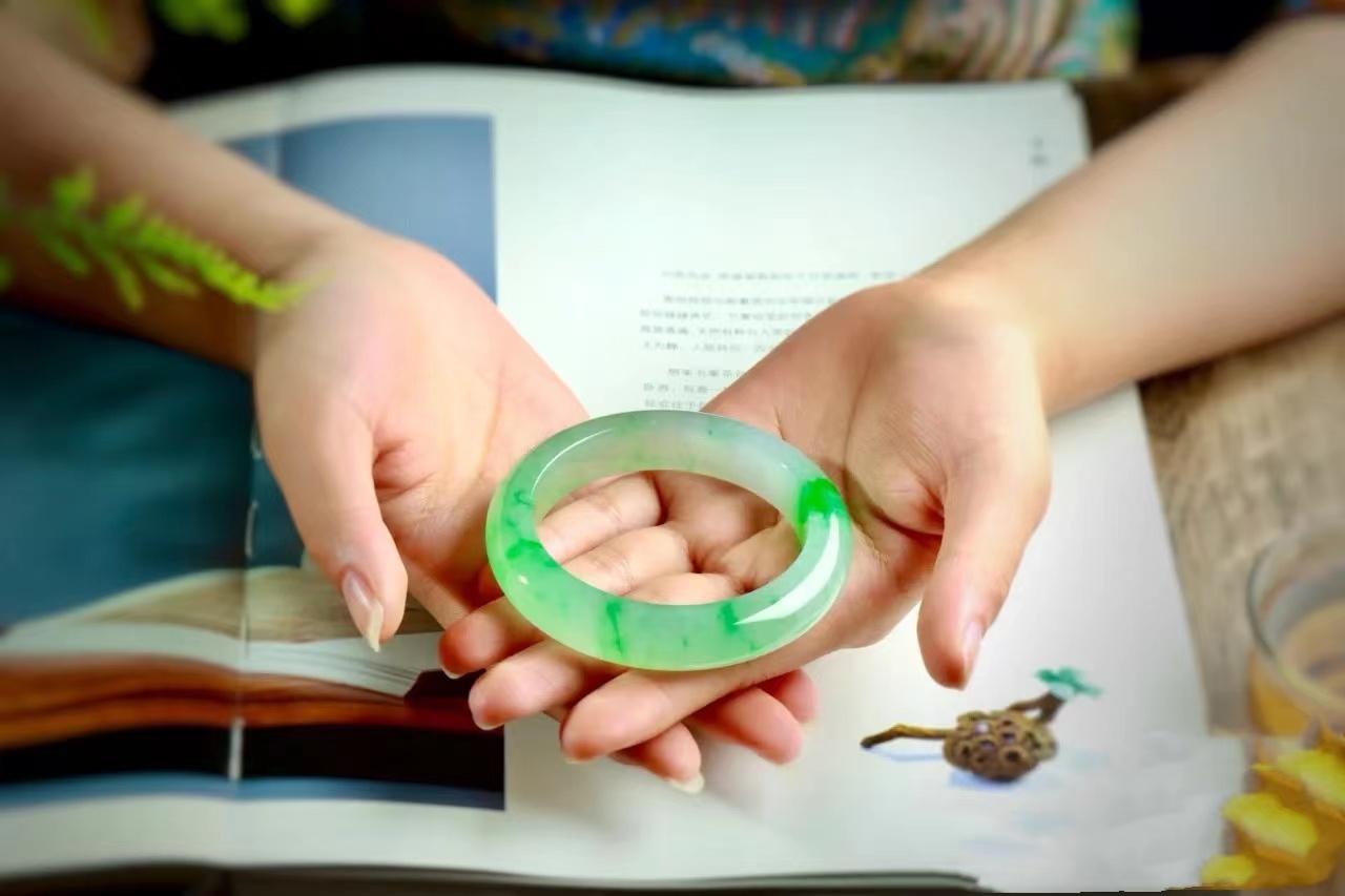 翡翠手鐲怎么辨別真假(如何辨別真假翡翠手鐲)插圖8