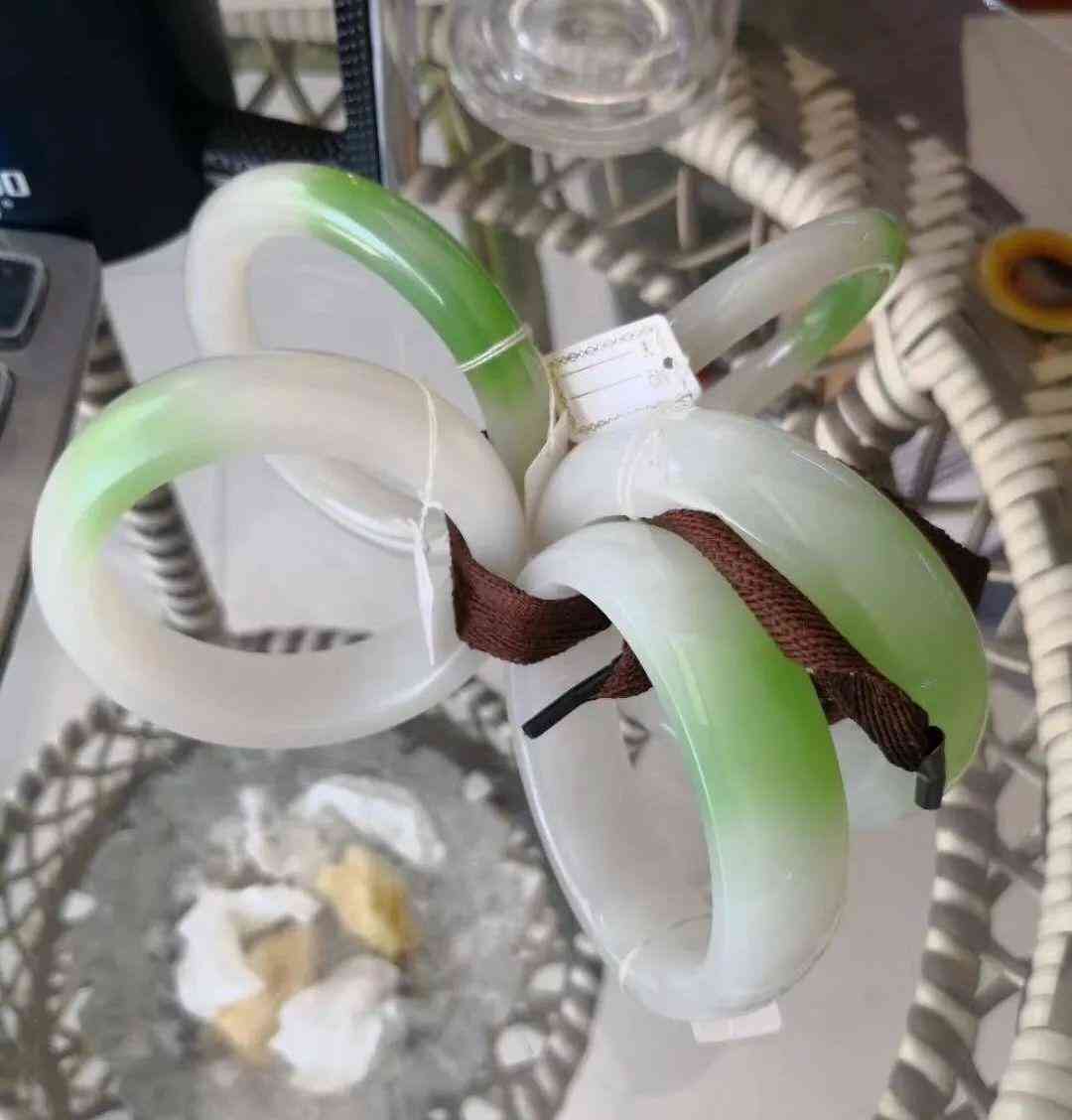 翠青玉手鐲價格(翠青手鐲圖片)插圖2