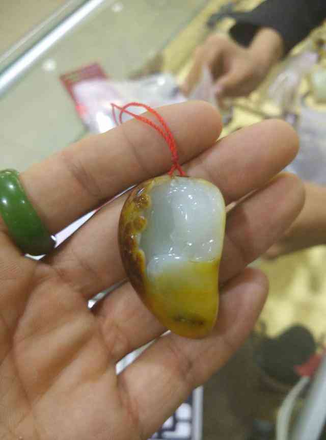 2500買個(gè)和田玉吊墜貴么(200多的和田玉吊墜是真的嗎)插圖1