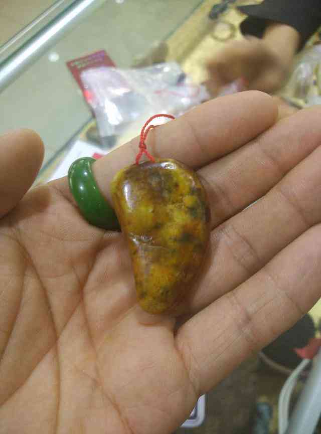 2500買個(gè)和田玉吊墜貴么(200多的和田玉吊墜是真的嗎)插圖2