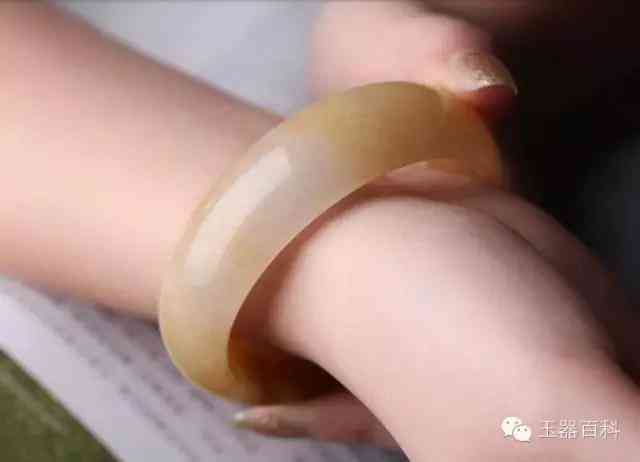 金絲玉手鐲適合什么人(金絲玉手鐲適合什么人戴)插圖1