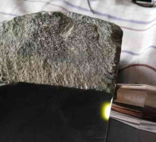 和田玉不值錢的幾種料(真玉和假玉在燈光下有啥區(qū)別)插圖5