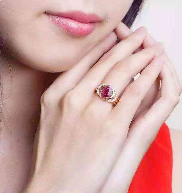 女性十個(gè)手指戒指含義(女性十個(gè)手指戴戒指的意義)插圖1