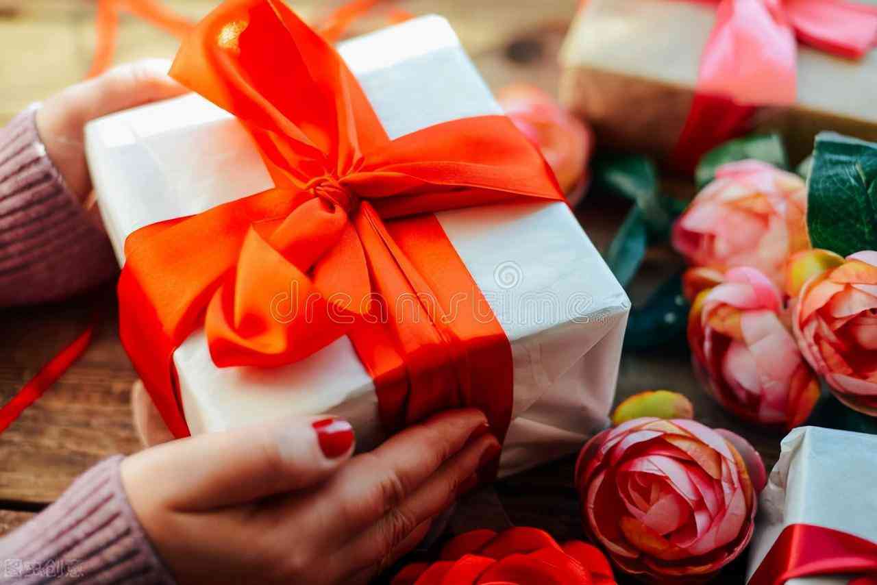 結(jié)婚禮品送什么好啊(結(jié)婚禮品送什么好啊女生)