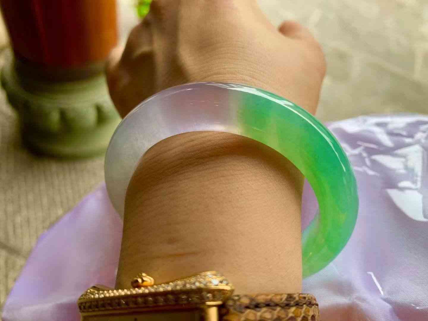 不懂翡翠該怎么買手鐲(買翡翠到哪個平臺買正規(guī))插圖13