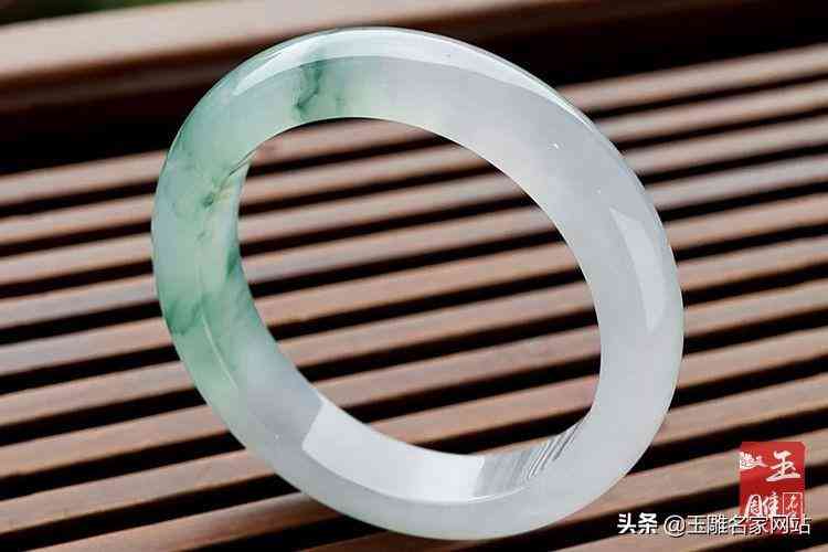 玉鐲鑒別最簡單方法(翡翠鑒別最簡單方法水泡)插圖4