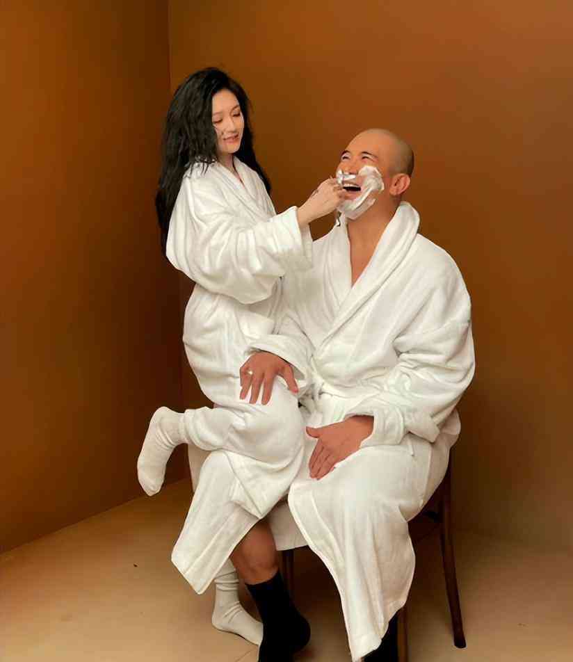 一周年結(jié)婚紀(jì)念日送什么禮物(一周年結(jié)婚紀(jì)念日送什么禮物給老婆)插圖1