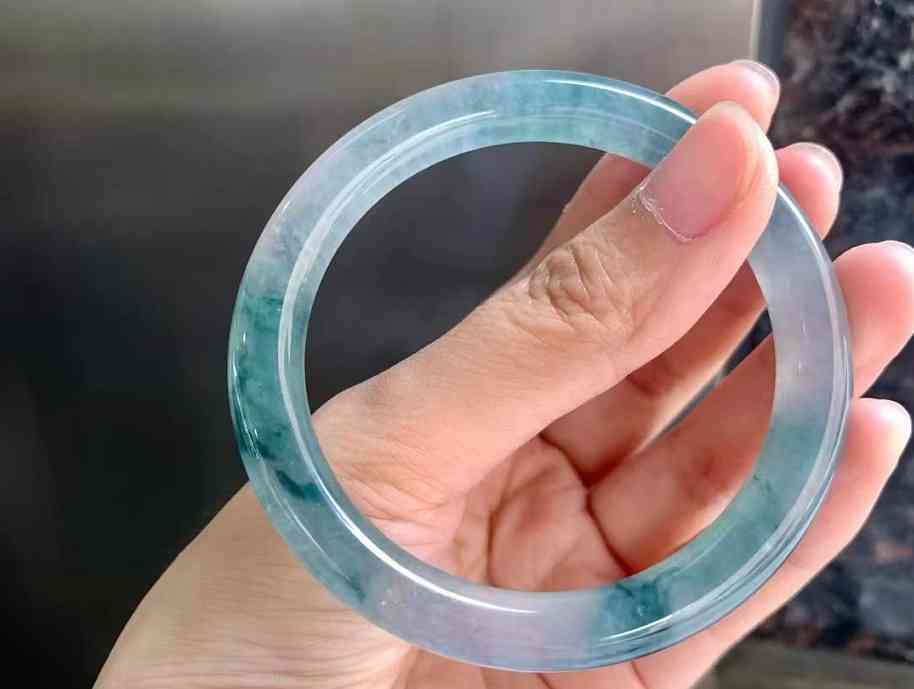 貴妃鐲什么人不宜戴(貴妃鐲什么人不宜戴手上)