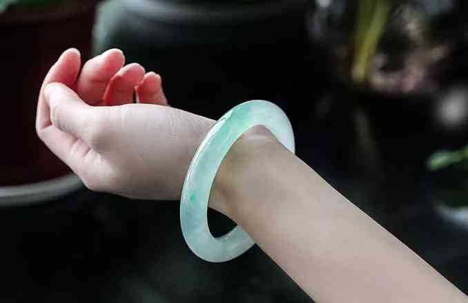 貴妃鐲什么人不宜戴(貴妃鐲什么人不宜戴手上)插圖1