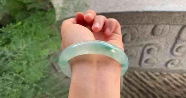 貴妃鐲什么人不宜戴(貴妃鐲什么人不宜戴手上)插圖3