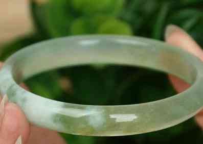 藍田玉手鐲一般多少錢白色(藍田玉手鐲一般多少錢白色好看)