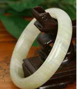 藍(lán)田玉手鐲一般多少錢白色(藍(lán)田玉手鐲一般多少錢白色好看)插圖1