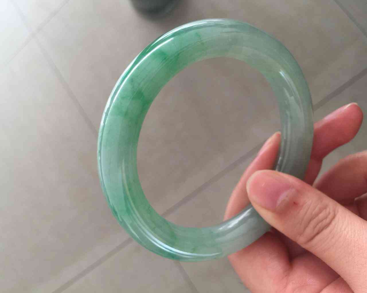 女人一生要有三個(gè)鐲子(45一50歲女人適合戴什么手鐲)