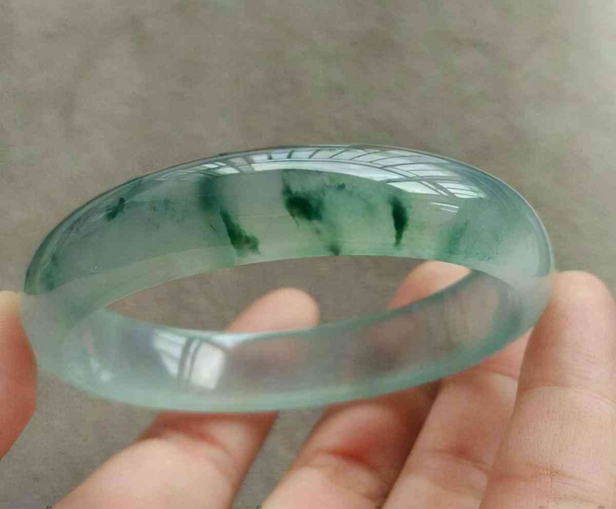 女人一生要有三個鐲子(45一50歲女人適合戴什么手鐲)插圖1