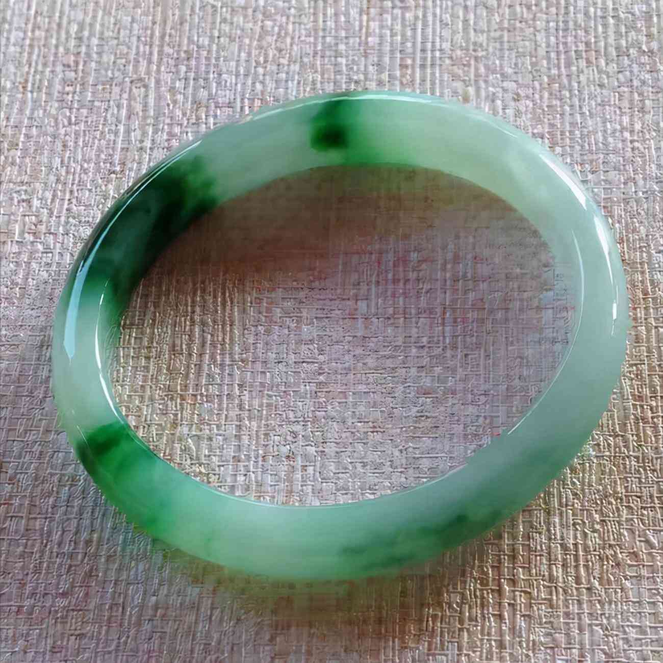 女人一生要有三個鐲子(45一50歲女人適合戴什么手鐲)插圖2