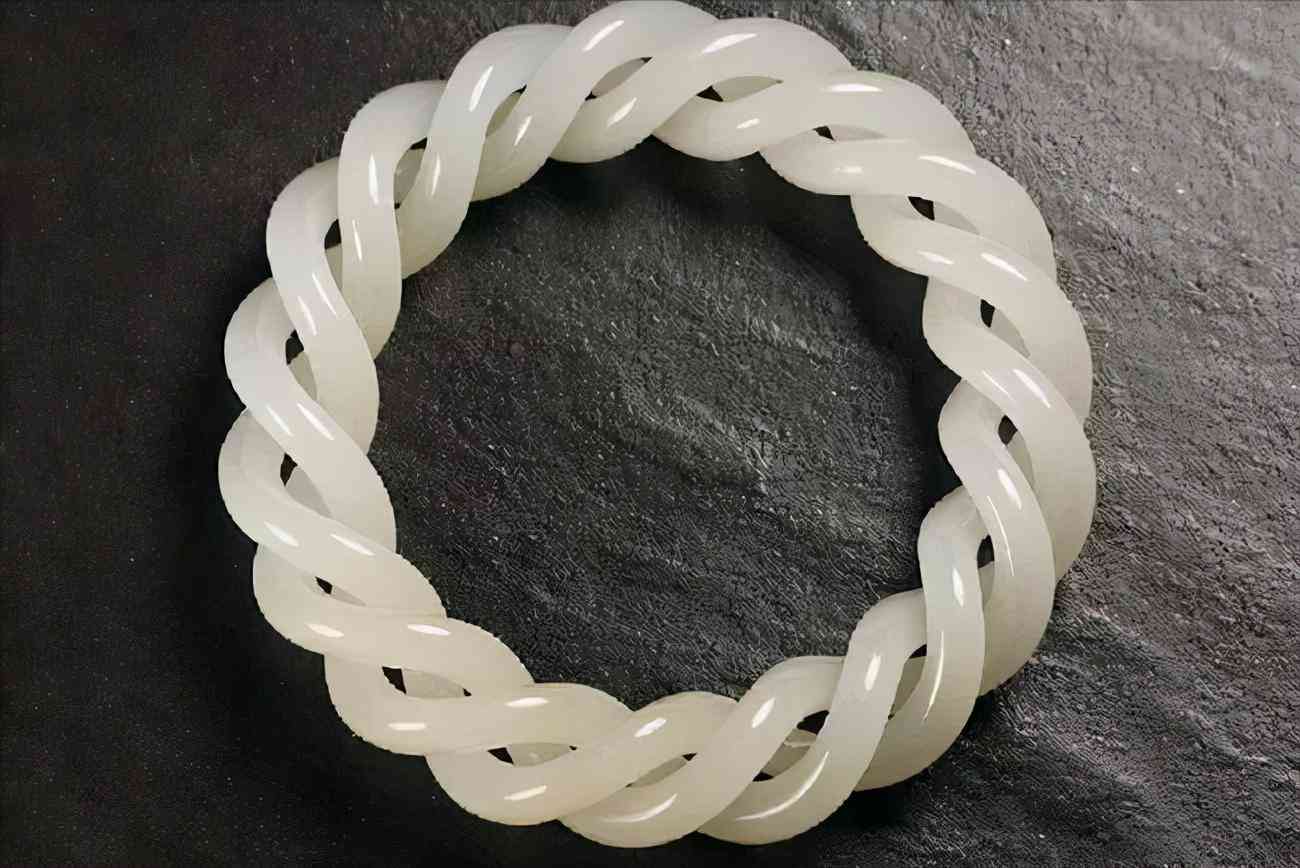 女人一生要有三個鐲子(45一50歲女人適合戴什么手鐲)插圖4