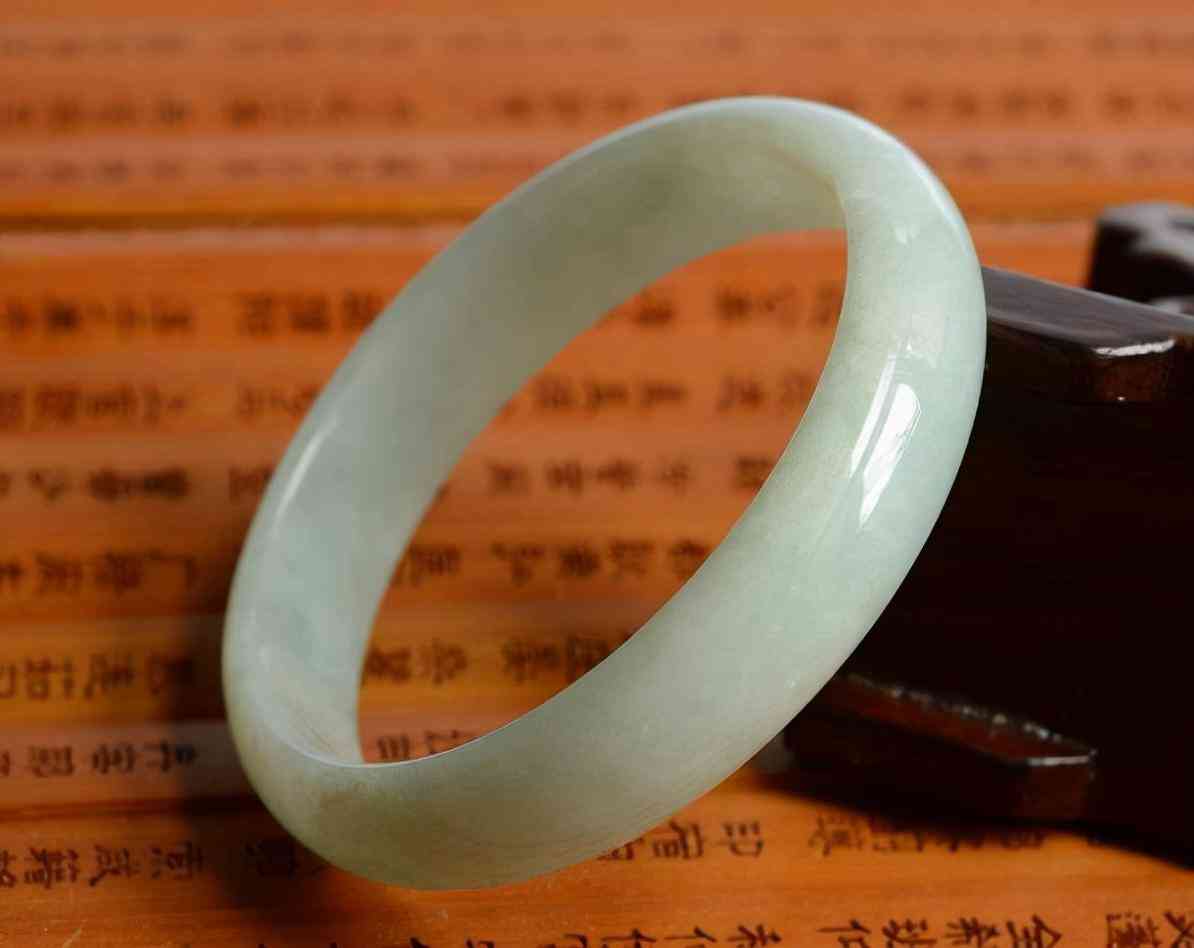 女人一生要有三個鐲子(45一50歲女人適合戴什么手鐲)插圖5