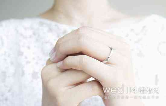 結(jié)婚戴戒指(結(jié)婚戴戒指的由來)