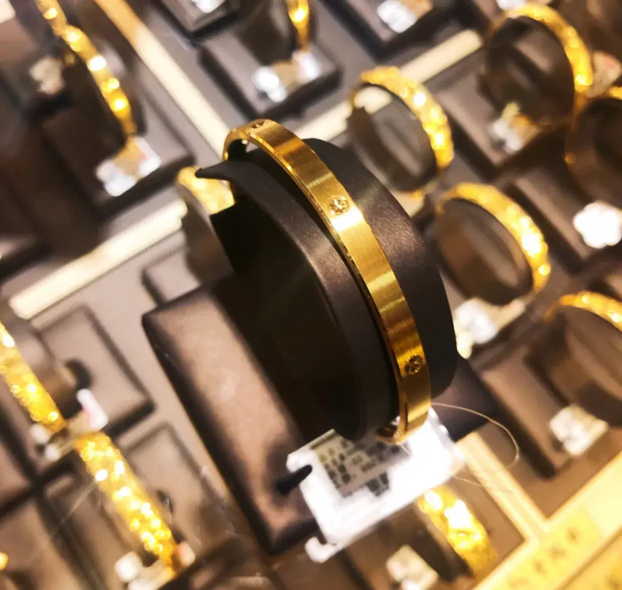 老鳳祥銀手鐲(老鳳祥銀手鐲鋼印是什么樣的)插圖1