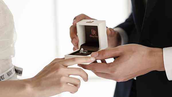 女人戴戒指左手五個手指的含義(女人戴戒指右手五個手指的含義圖解)插圖1