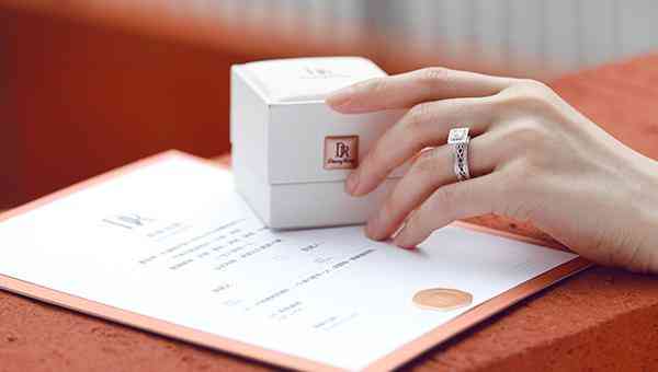 女人戴戒指左手五個手指的含義(女人戴戒指右手五個手指的含義圖解)插圖3