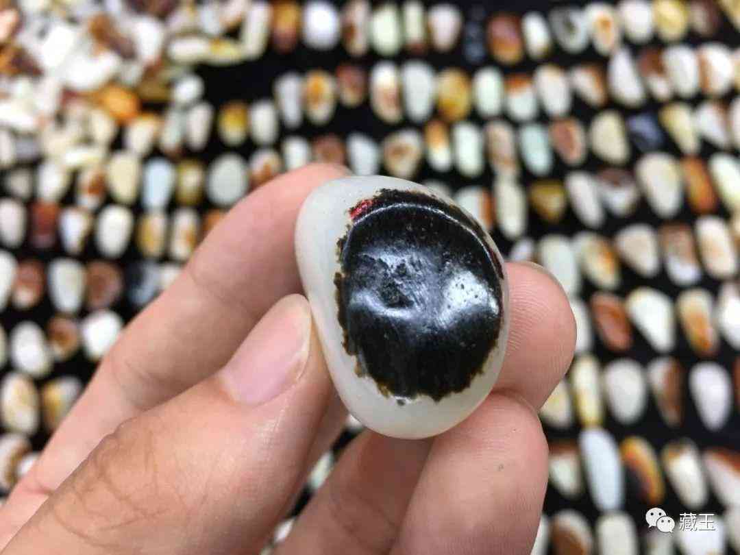 黑皮和田玉籽料原石(黑皮和田玉籽料原石鑲嵌吊墜)插圖18