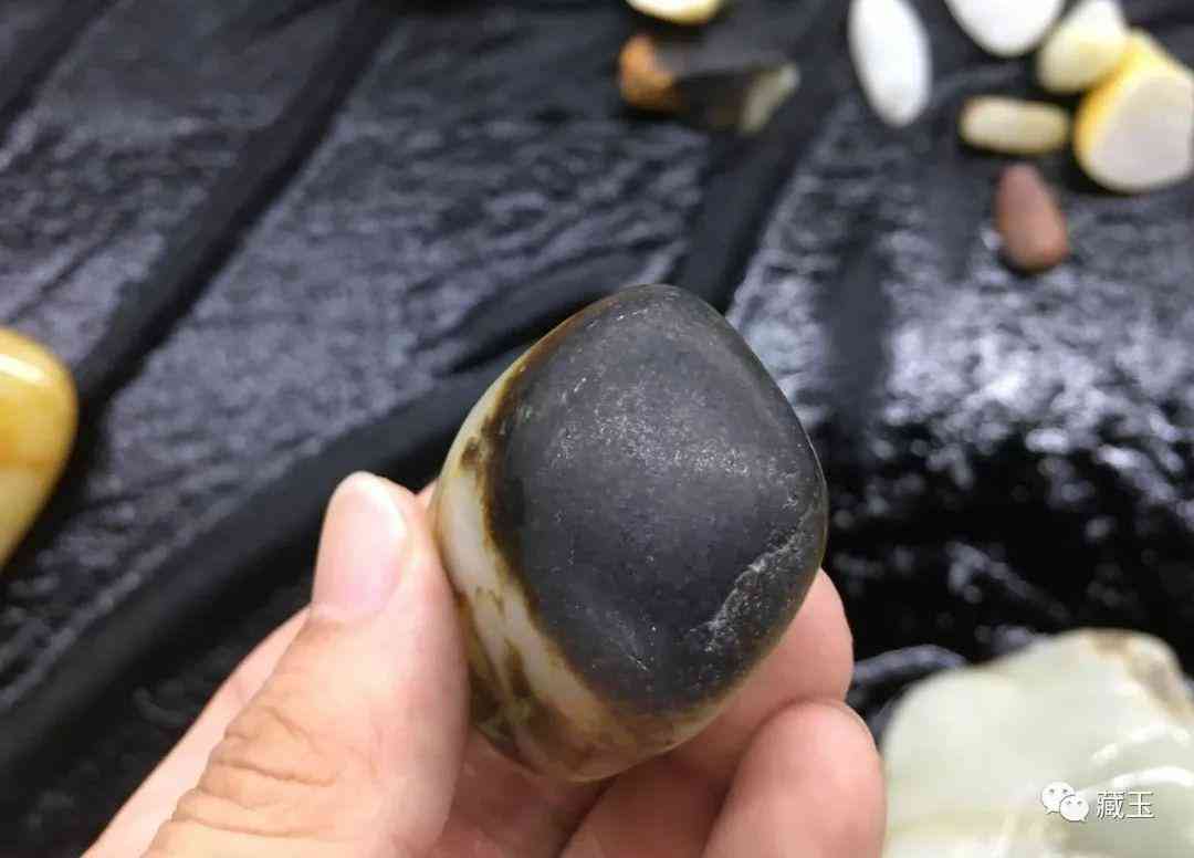 黑皮和田玉籽料原石(黑皮和田玉籽料原石鑲嵌吊墜)插圖19