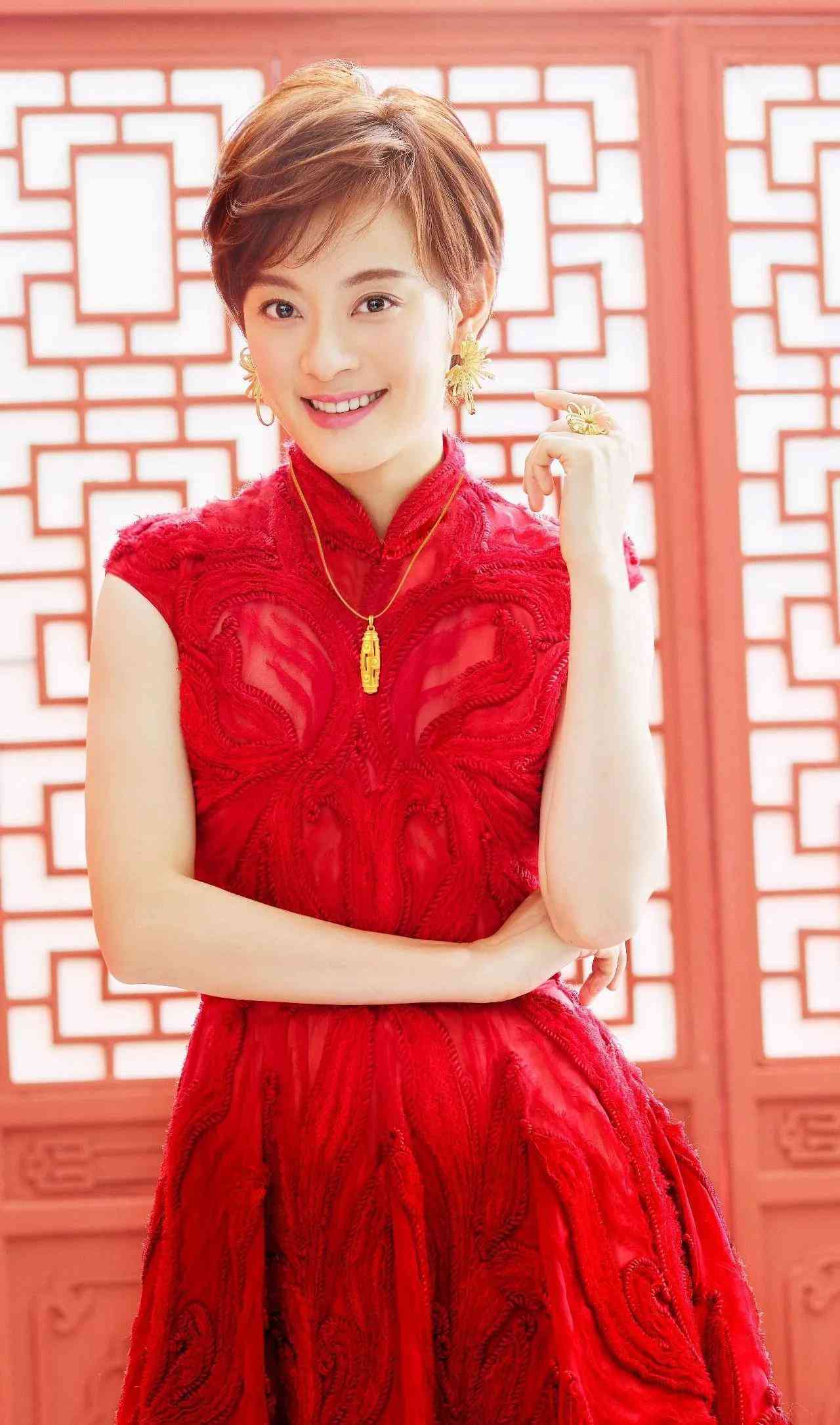 金鐲子帶右手旺自己(女人金鐲子戴哪個(gè)手旺運(yùn))插圖2