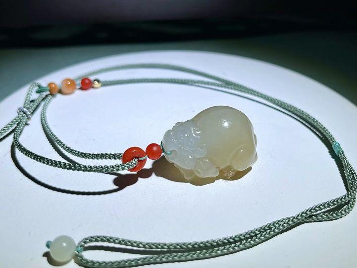 和田玉吊墜多少錢一個(正宗的和田玉吊墜多少錢一個小的)