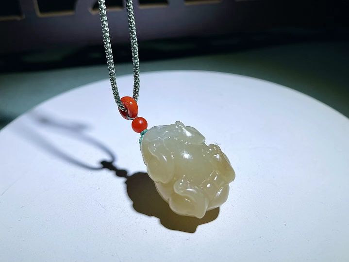 和田玉吊墜多少錢一個(正宗的和田玉吊墜多少錢一個小的)插圖1