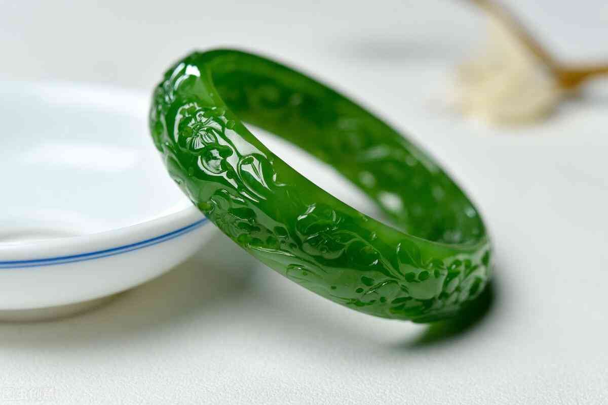 玉鐲子怎么鑒定好壞(玉鐲子怎么鑒定好壞A貨)