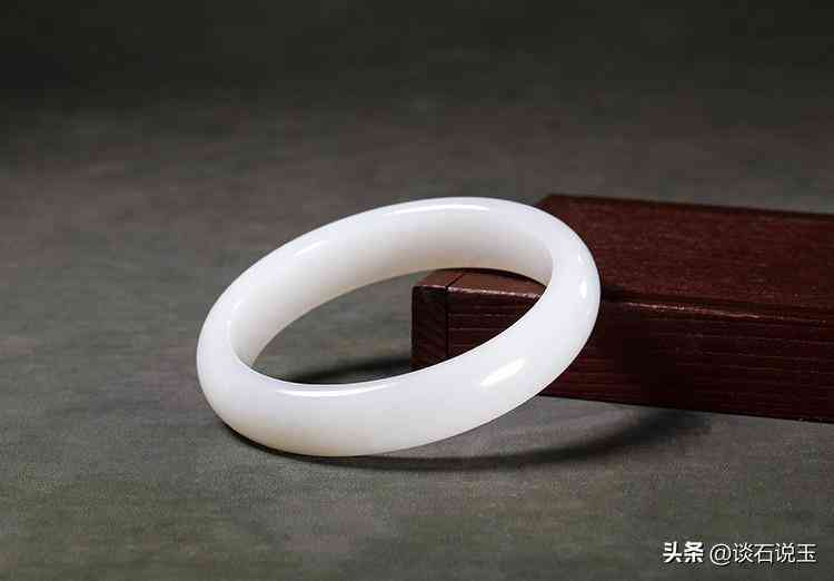 玉是越綠越好還是越白越好(什么樣的玉才是真正的好玉鐲)插圖1