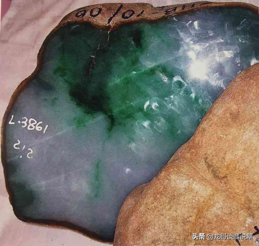 打燈看翡翠原石的霧(打燈怎么看翡翠原石的霧)