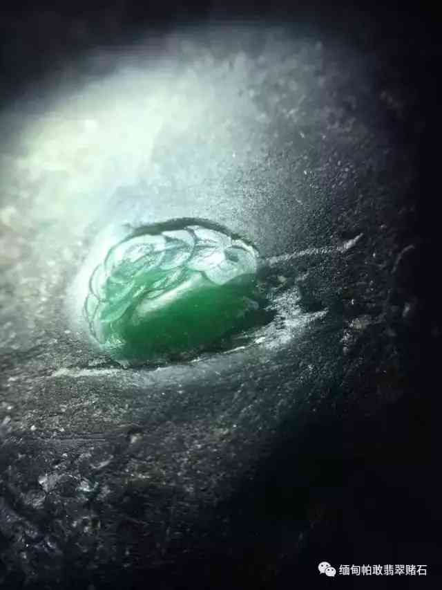 翡翠原石有什么特征(翡翠原石有什么特征圖片)