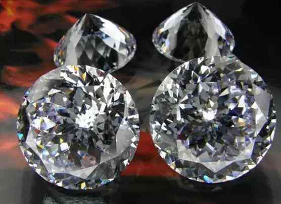 天然水晶和人造水晶哪個好(天然水晶和人造水晶哪個好些)