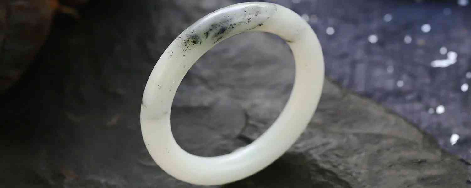 銀手鐲戴哪只手吉利(銀手鐲戴哪只手吉利女)