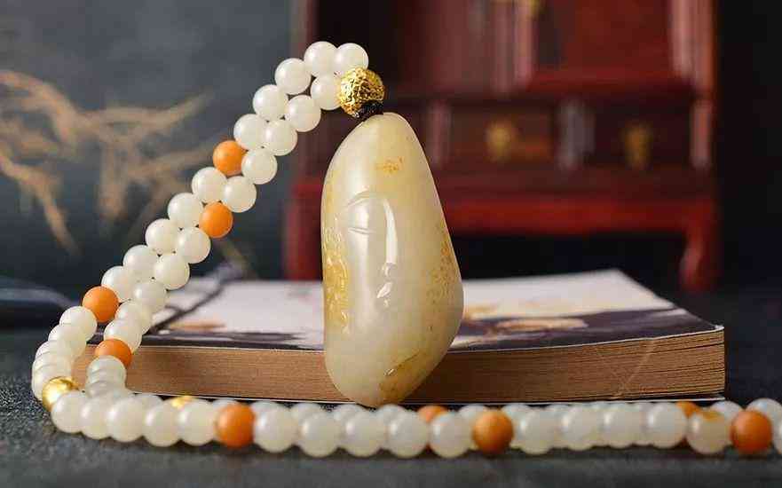 翡翠養(yǎng)人還是和田玉養(yǎng)人(翡翠玉養(yǎng)人還是和田玉養(yǎng)人)