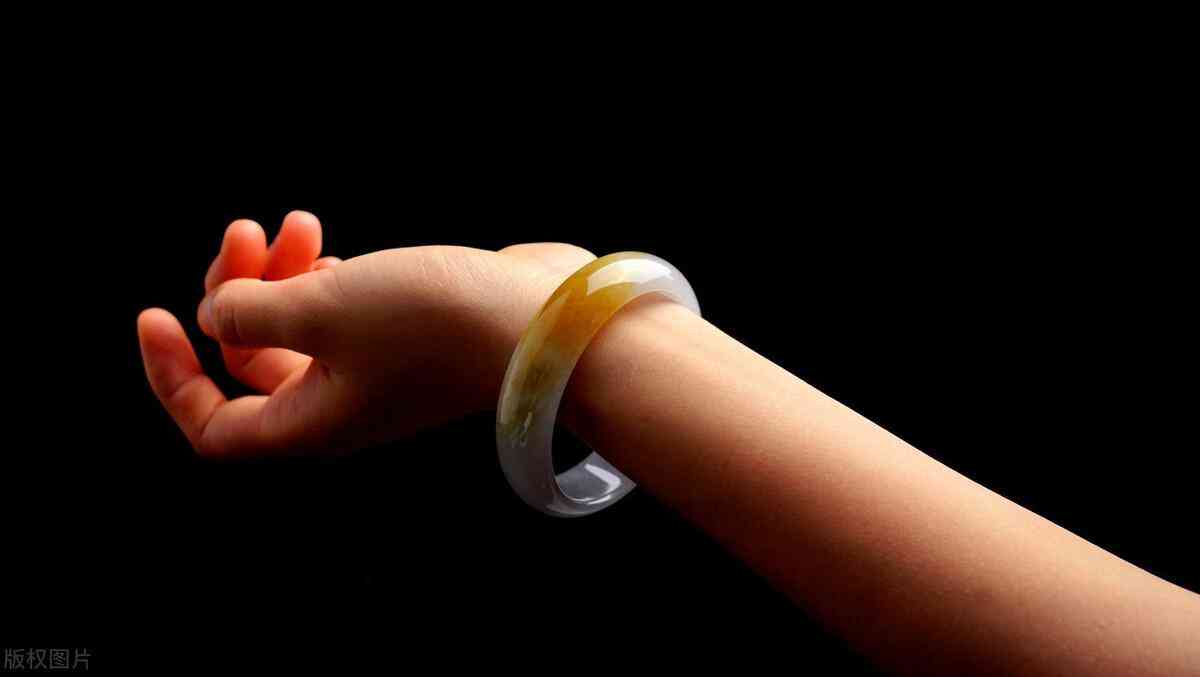 鑒定翡翠手鐲(鑒定翡翠手鐲要多少錢)