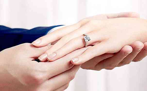 求婚戒指跟結(jié)婚戒指是一樣的嗎(求婚戒指跟結(jié)婚戒指是一樣的嗎女生)