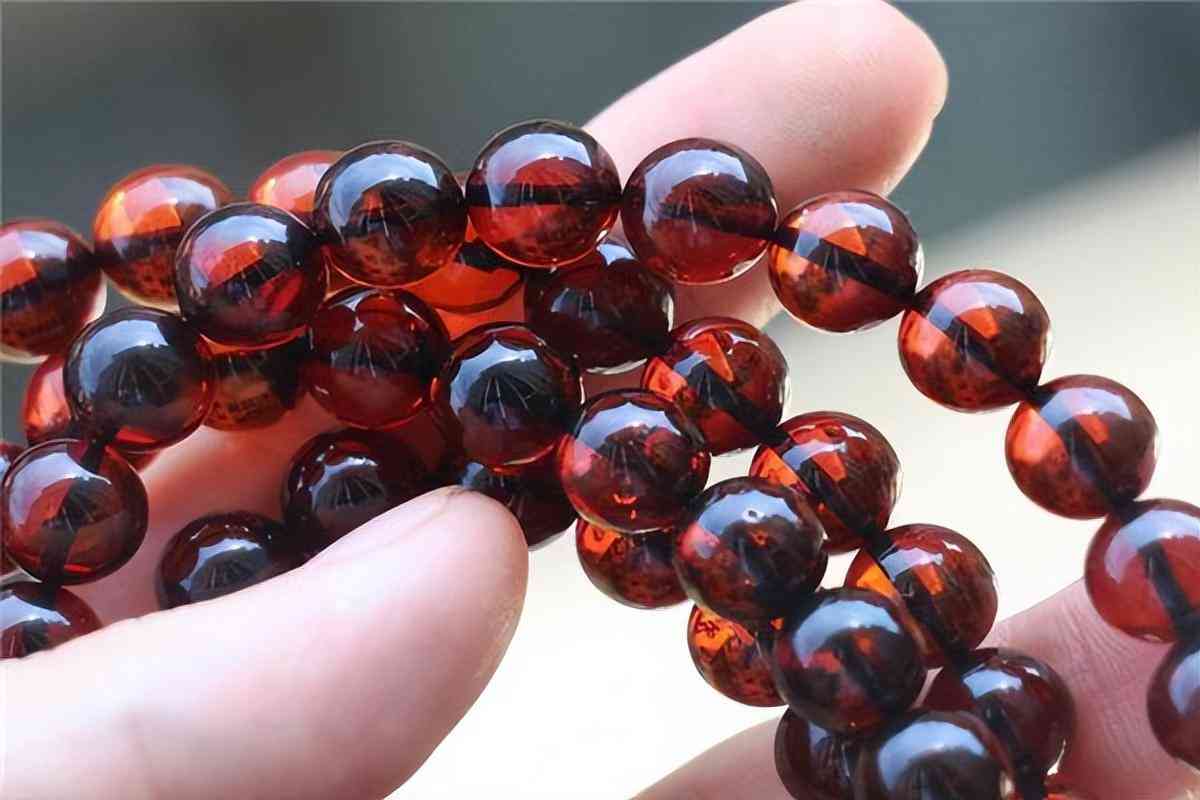 血珀真假的肉眼鑒別(血珀真假的肉眼鑒別用手電筒)