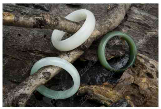 自己在家怎么鑒定玉鐲真假(自己在家怎么鑒定玉鐲真假視頻)