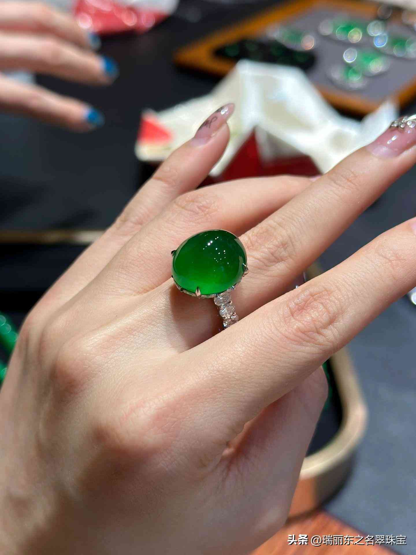 玉和翡翠是一樣的東西嗎(玉和翡翠是一樣的東西嗎圖片)