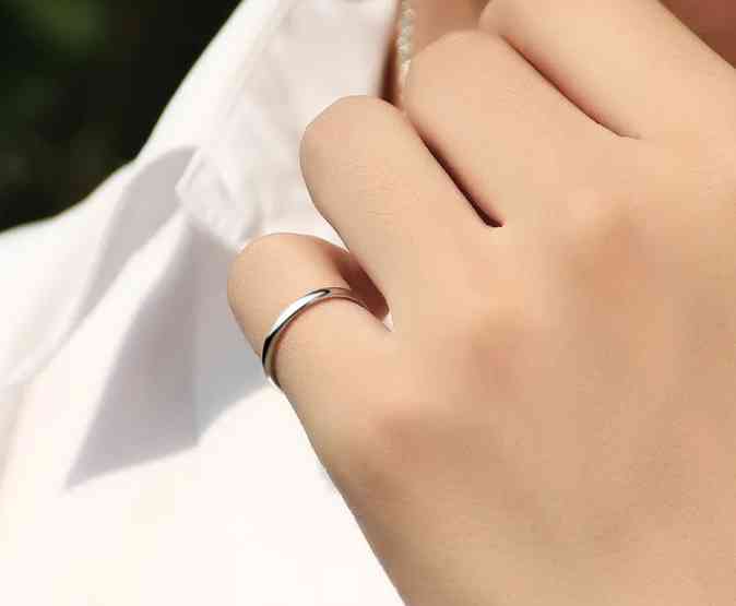 左手小指戴戒指什么意思(男生左手小指戴戒指什么意思)