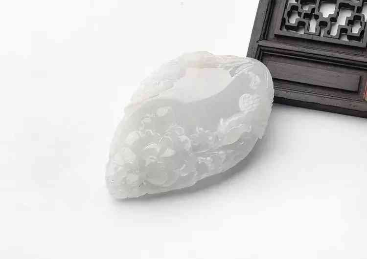 白色翡翠屬于什么檔次(白色不透明翡翠屬于什么檔次)