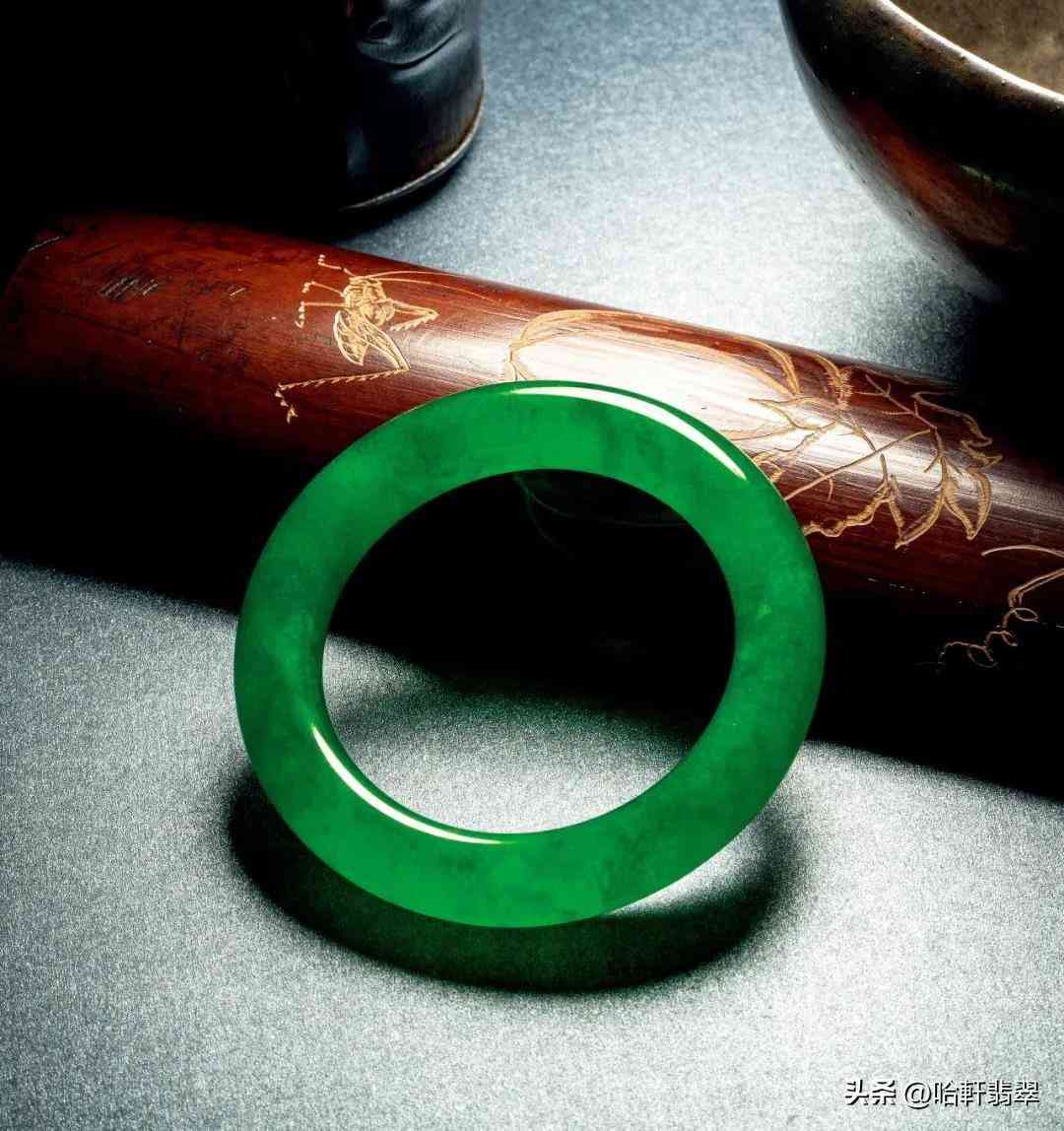 冰種滿綠翡翠手鐲多少錢(滿綠翡翠1000萬價格手鐲)